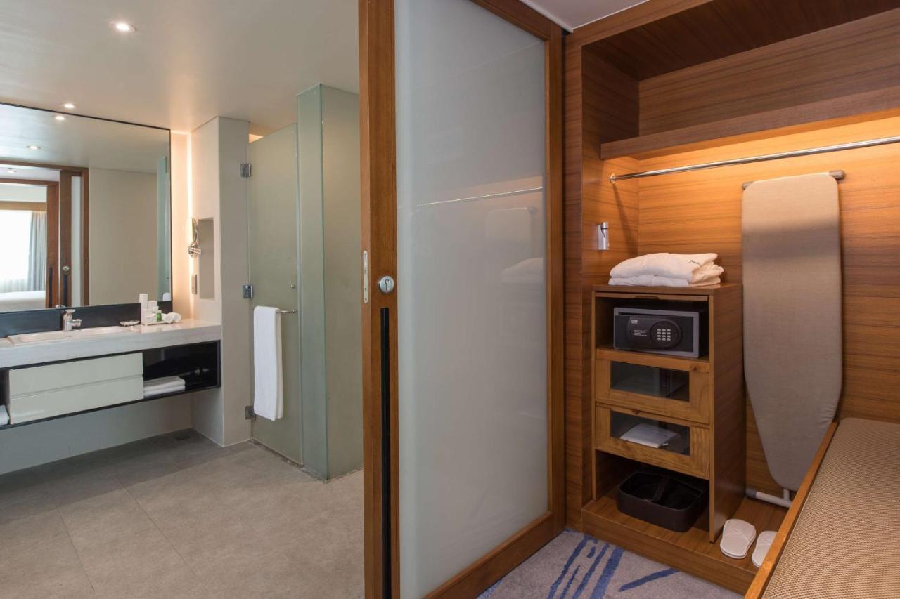 Radisson Blu Cebu Ξενοδοχείο Εξωτερικό φωτογραφία A bathroom in a hotel room