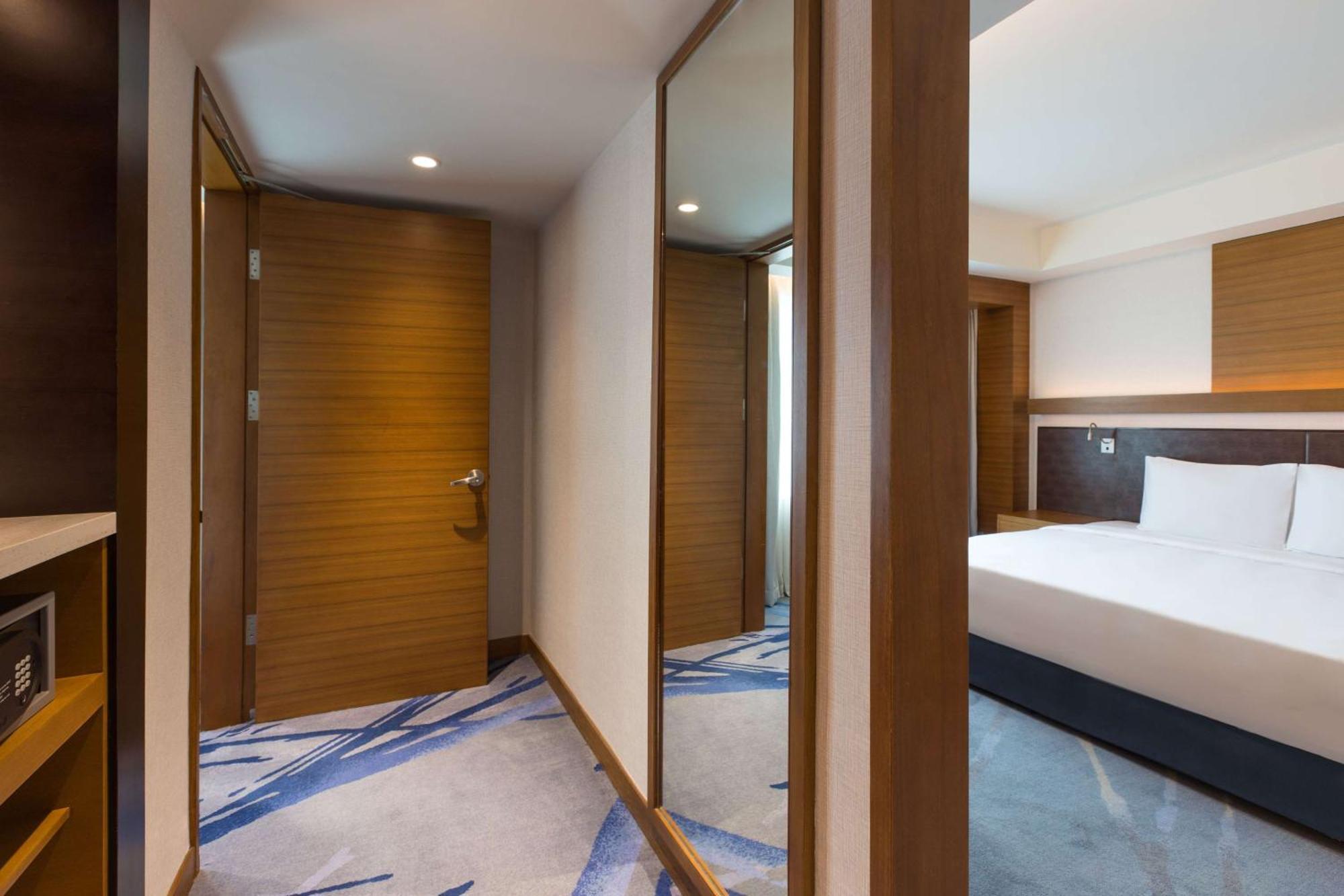 Radisson Blu Cebu Ξενοδοχείο Εξωτερικό φωτογραφία A room at the hotel