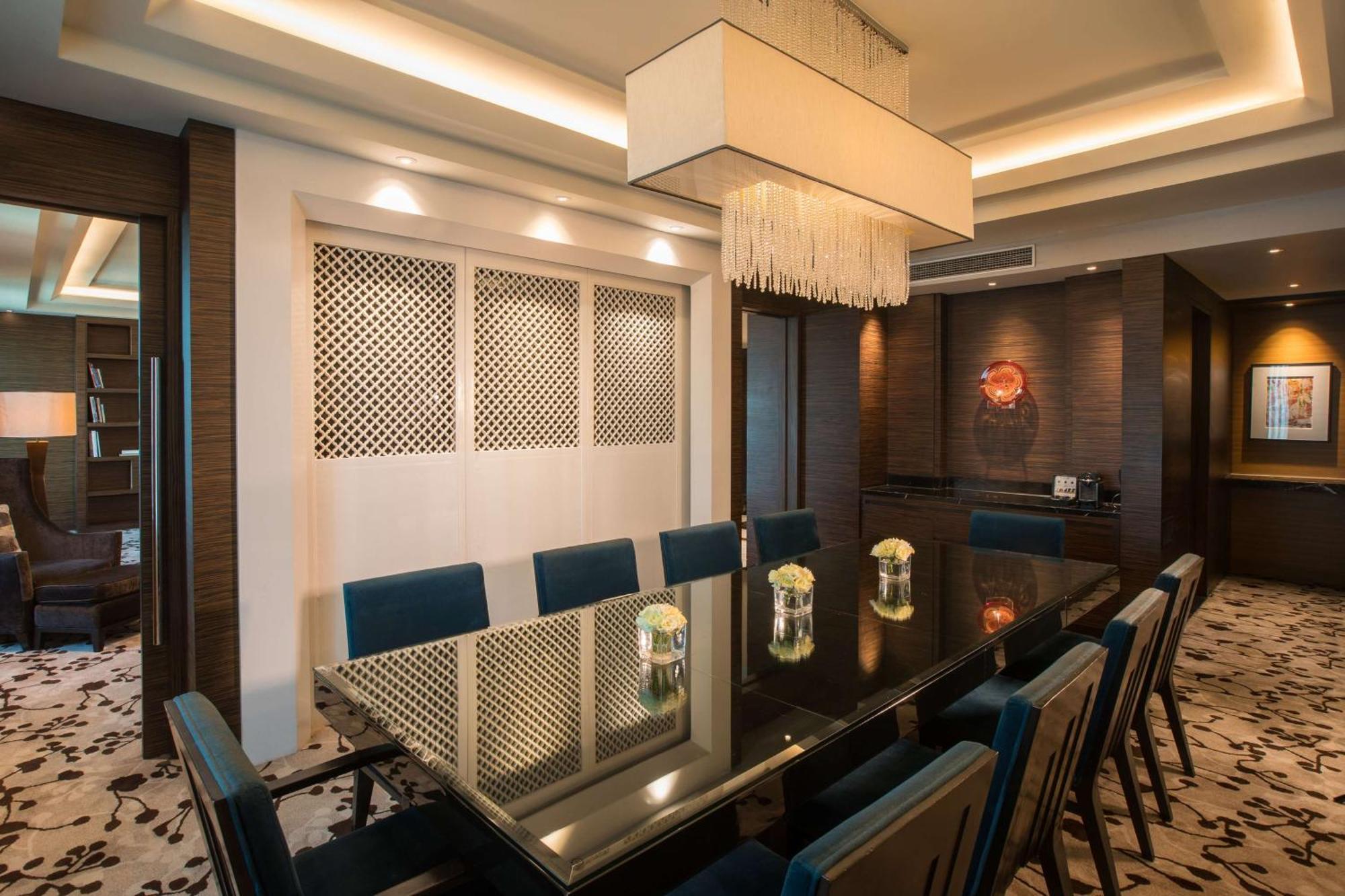 Radisson Blu Cebu Ξενοδοχείο Εξωτερικό φωτογραφία The interior of a suite on board the World Voyager