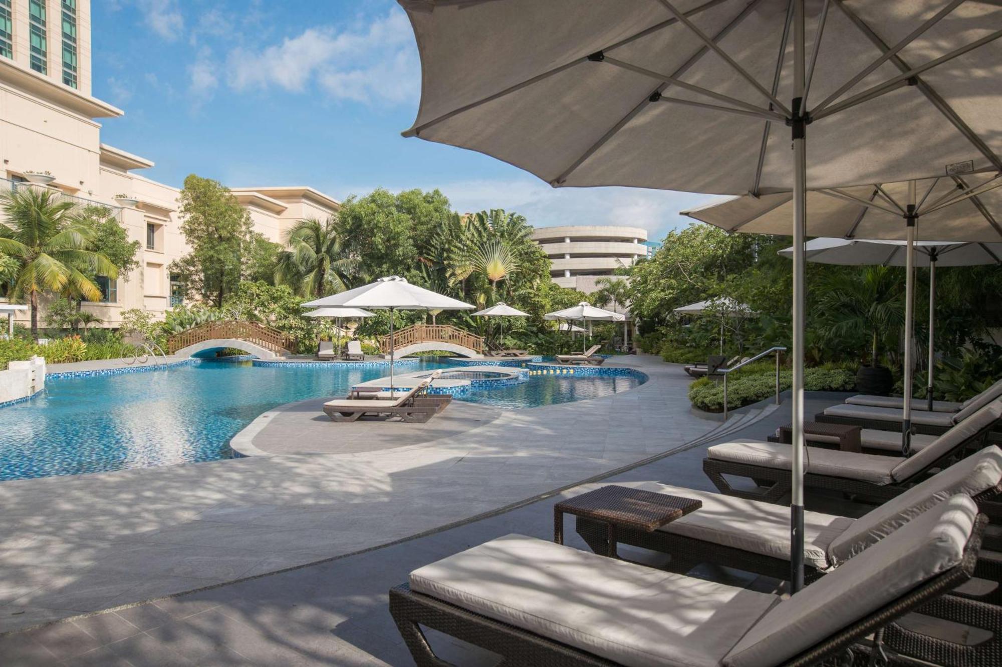 Radisson Blu Cebu Ξενοδοχείο Εξωτερικό φωτογραφία The pool at the hotel