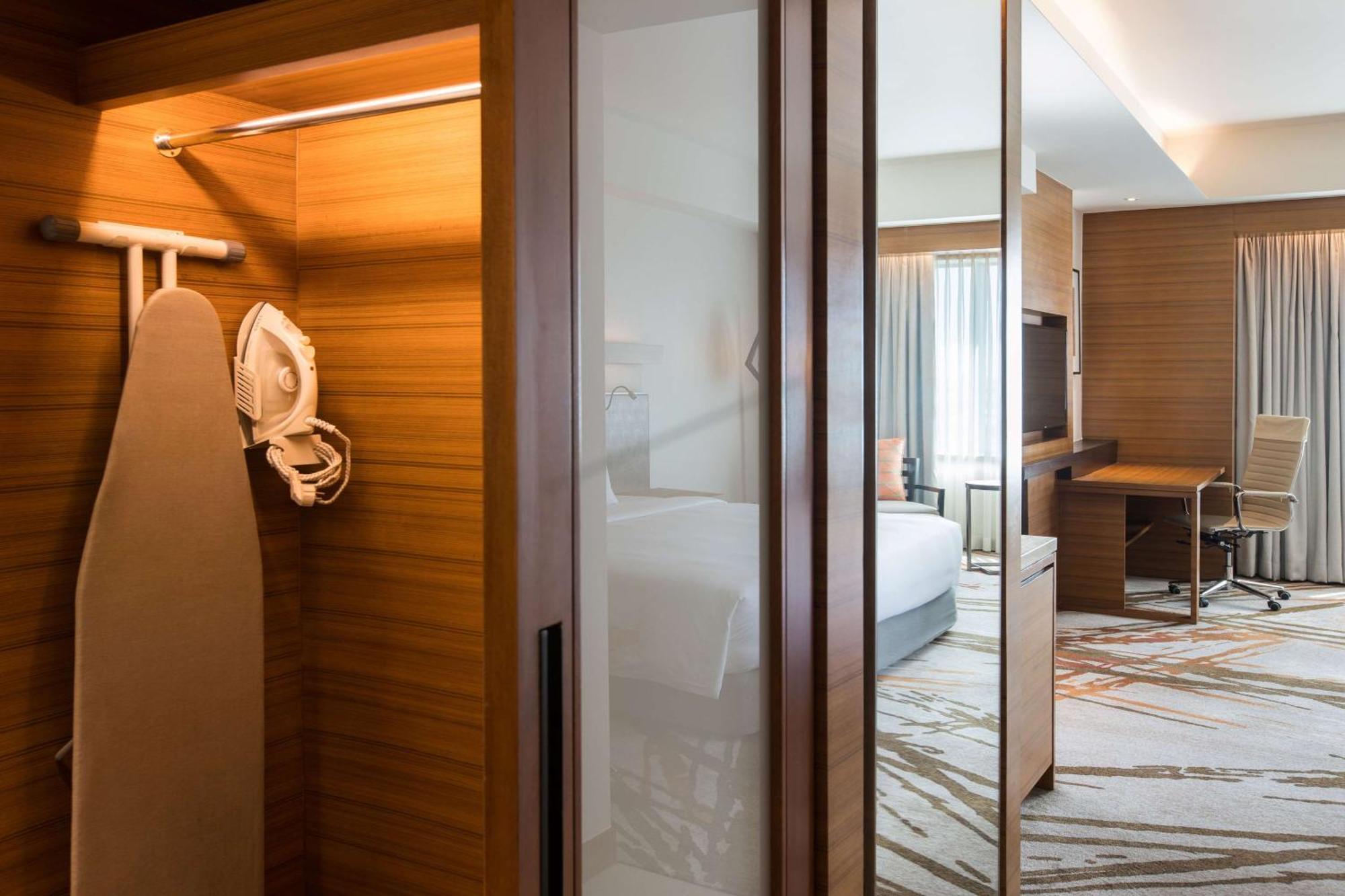 Radisson Blu Cebu Ξενοδοχείο Εξωτερικό φωτογραφία A room at the hotel