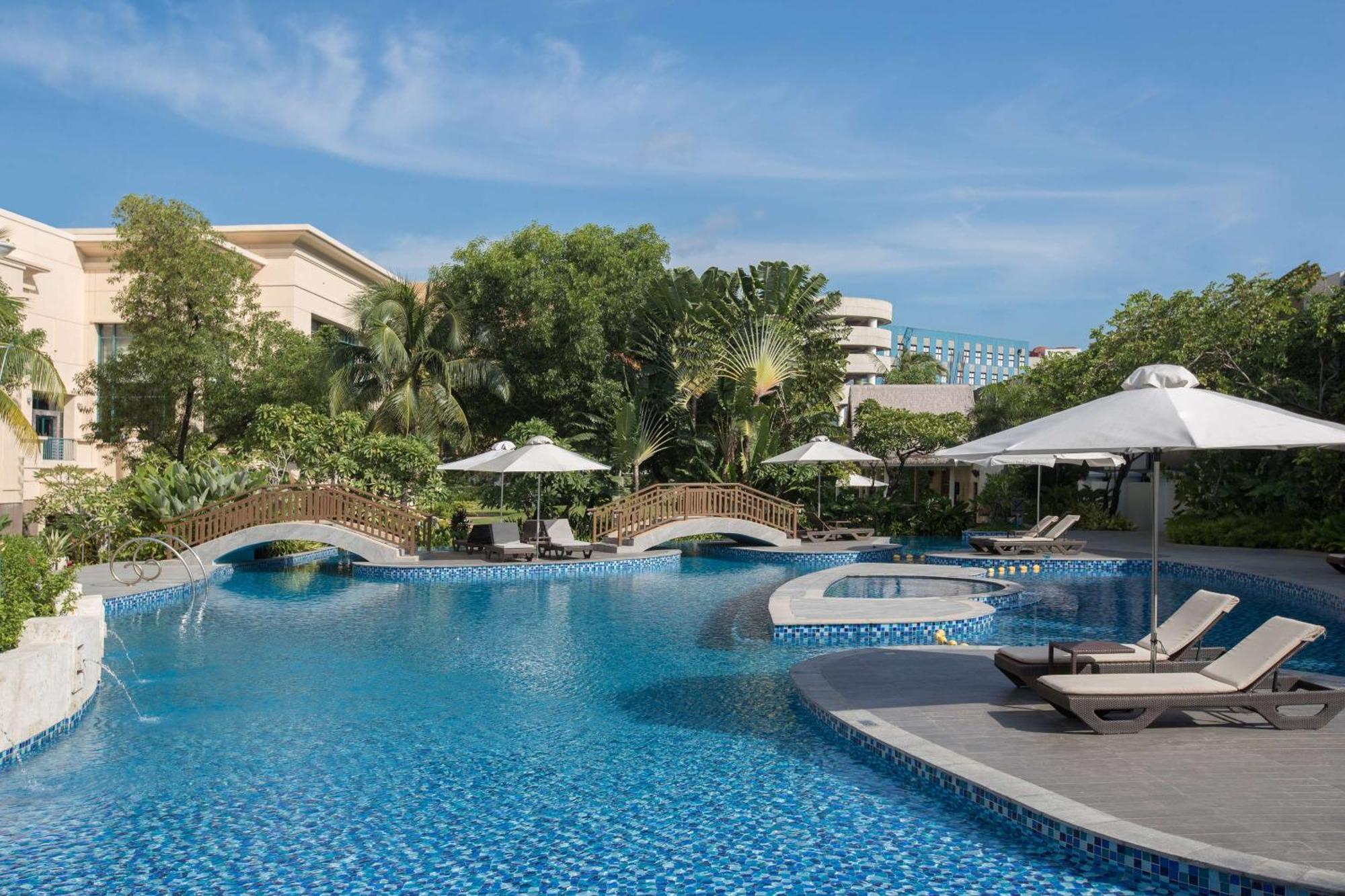 Radisson Blu Cebu Ξενοδοχείο Εξωτερικό φωτογραφία The swimming pool at the hotel