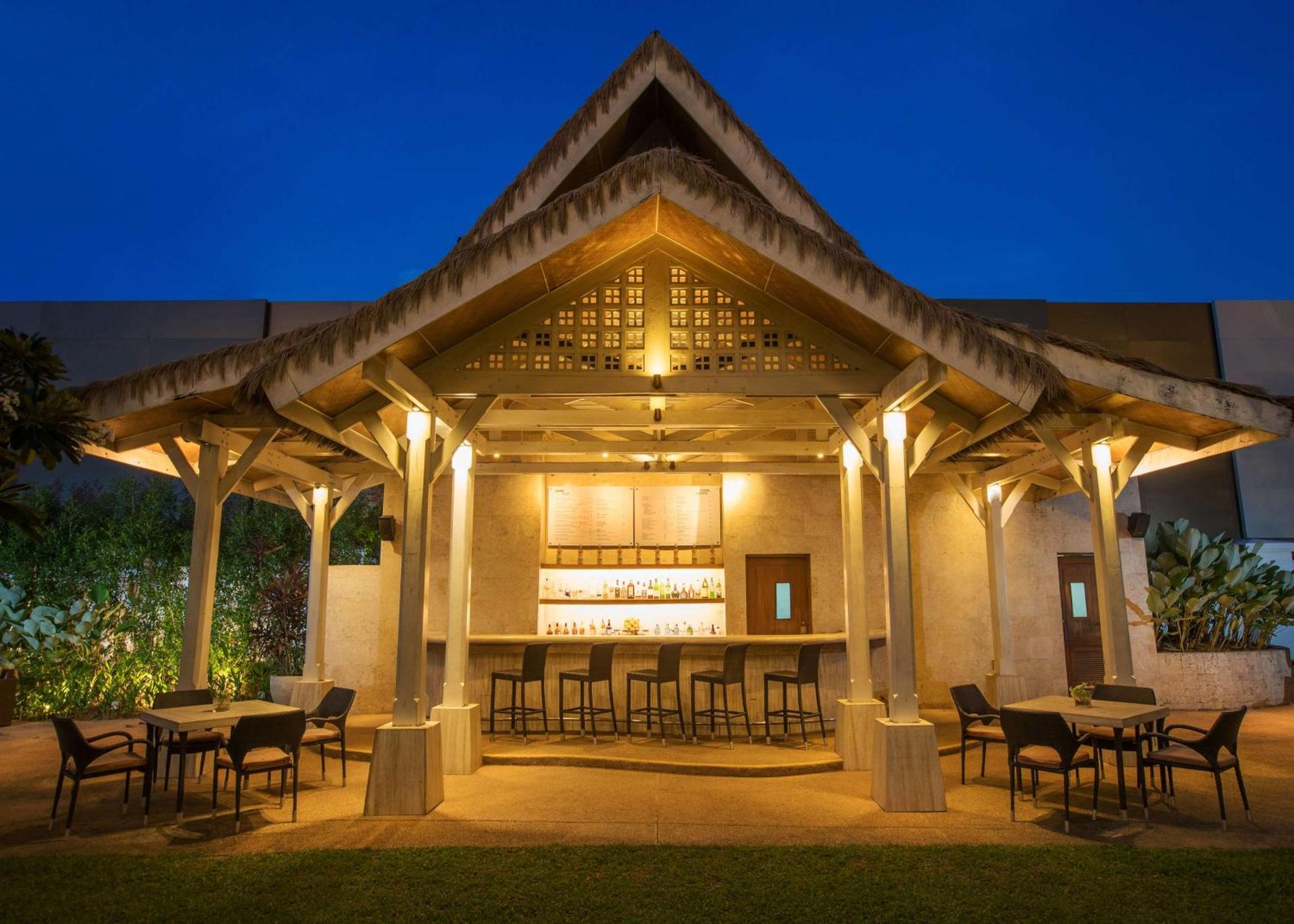 Radisson Blu Cebu Ξενοδοχείο Εξωτερικό φωτογραφία The bar at the rooftop