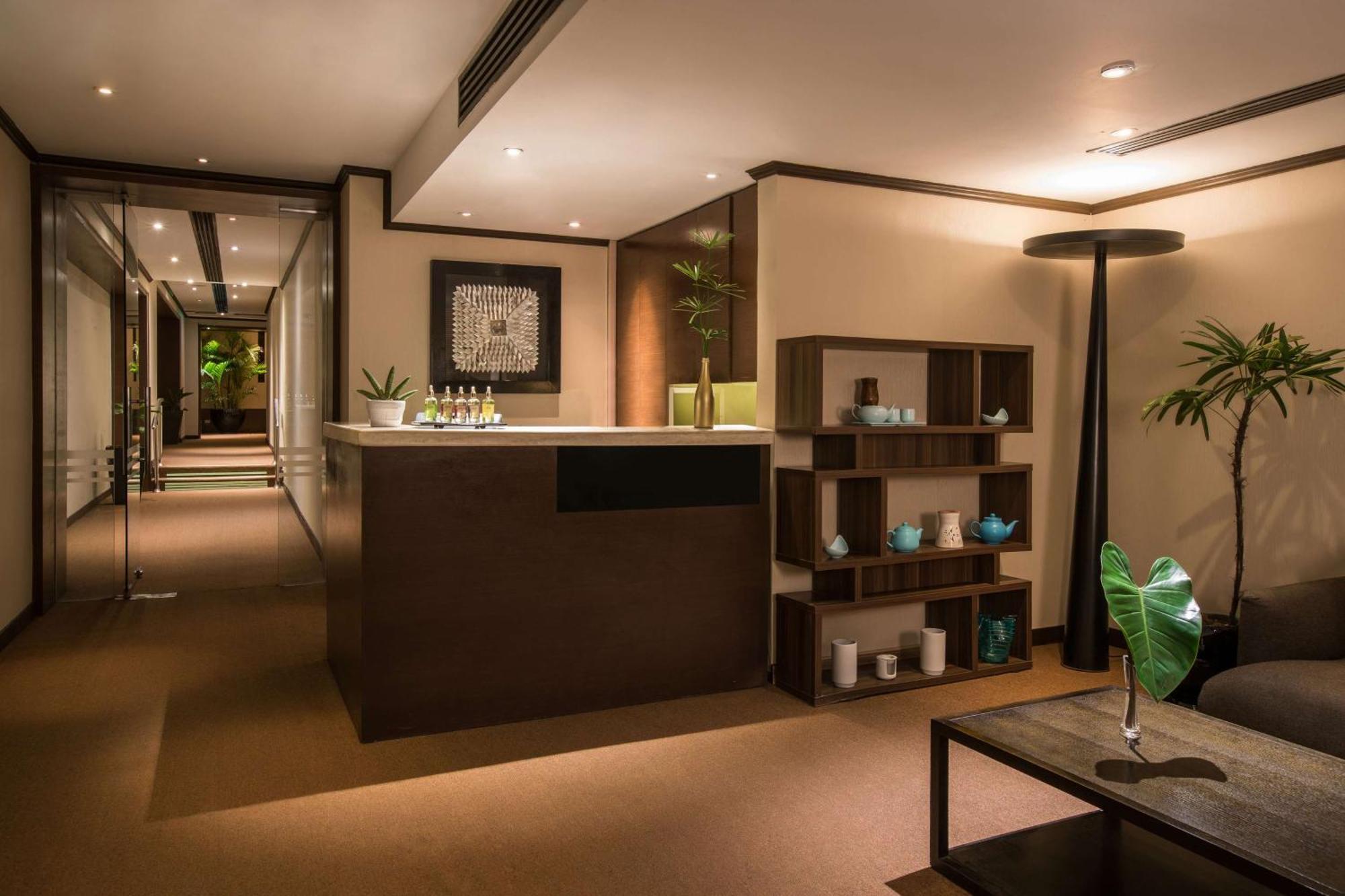 Radisson Blu Cebu Ξενοδοχείο Εξωτερικό φωτογραφία The interior of a spa at the Four Seasons Hotel, Hong Kong
