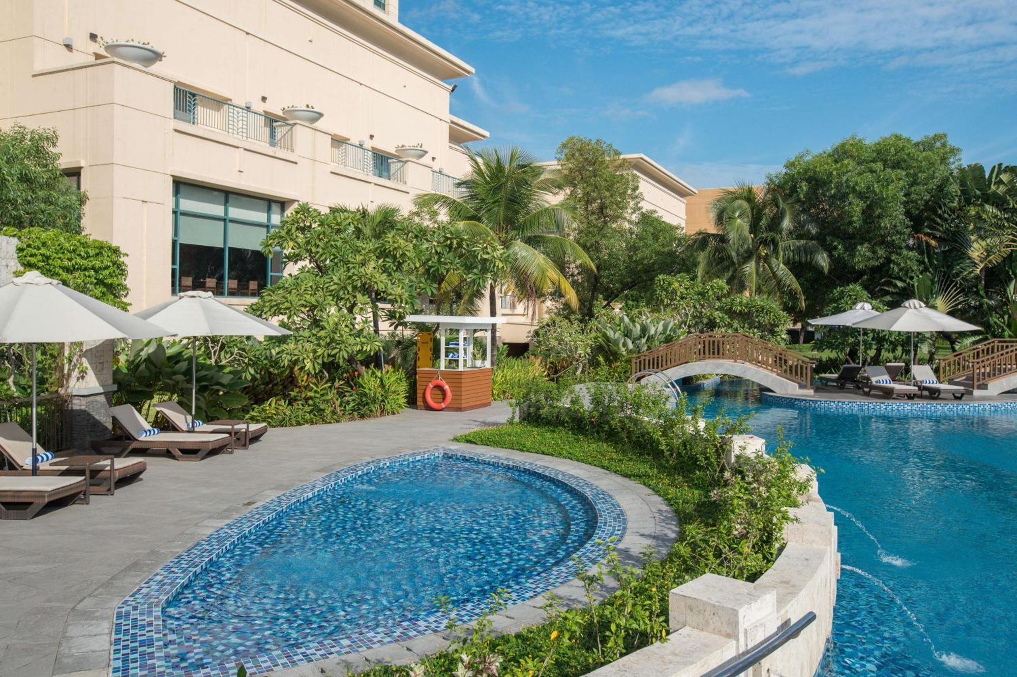 Radisson Blu Cebu Ξενοδοχείο Εξωτερικό φωτογραφία The swimming pool at the hotel