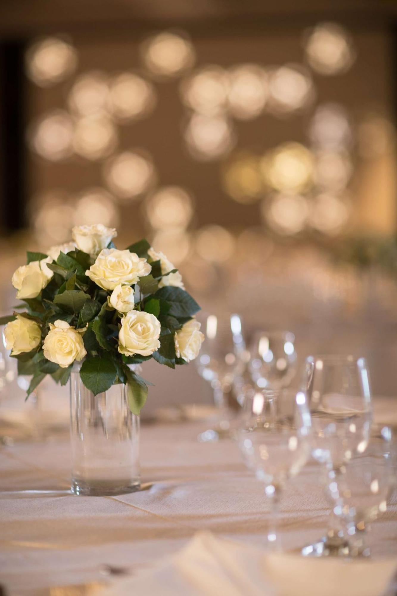 Radisson Blu Cebu Ξενοδοχείο Εξωτερικό φωτογραφία A bouquet of white roses